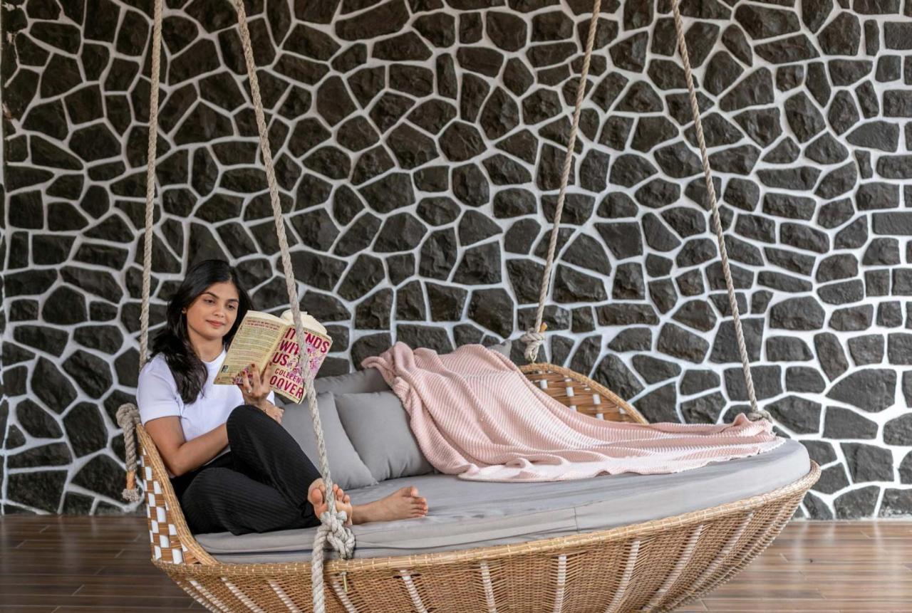 The Grey Medley By Stayvista With Mediterranean Interiors, Swimming Pool, Jacuzzi, Projector & A Lush Lawn With Gazebo لونافالا المظهر الخارجي الصورة